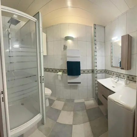 Appartement Spacieux De Plein Pied Avec 2 Chambres, Cuisine, Salon, Terrasse A 2 Minutes De La Plage Gruissan Exterior photo